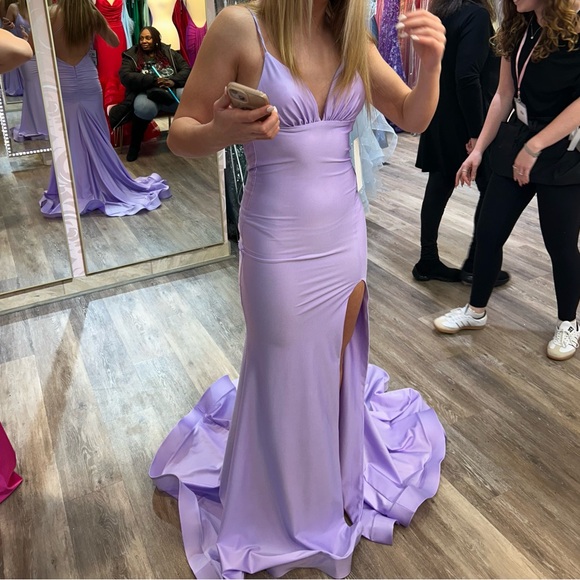 Elegant Lavender Evening Gown - Picture 2 of 7